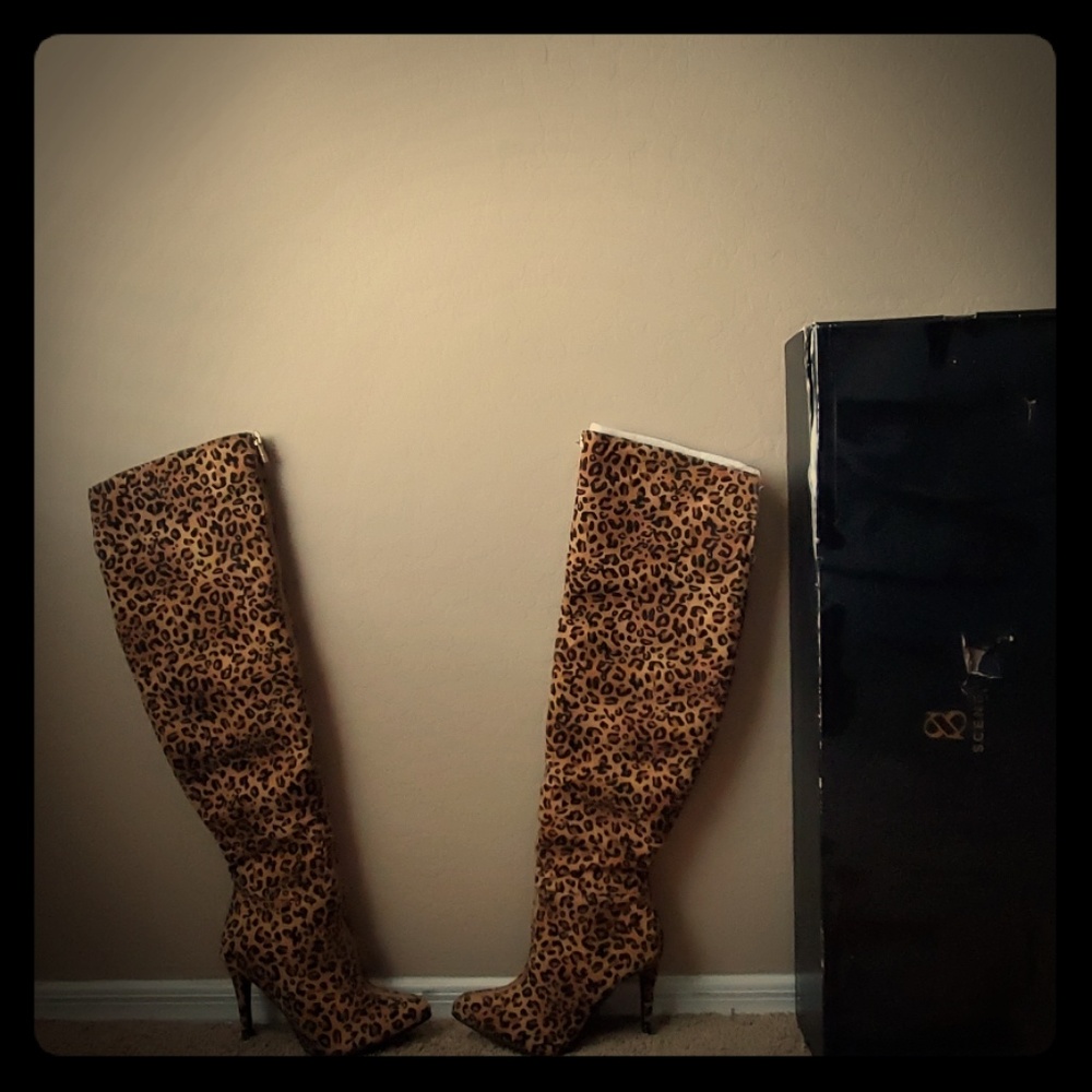 THIGH HIGH LEOPARD PRINT NOOTS